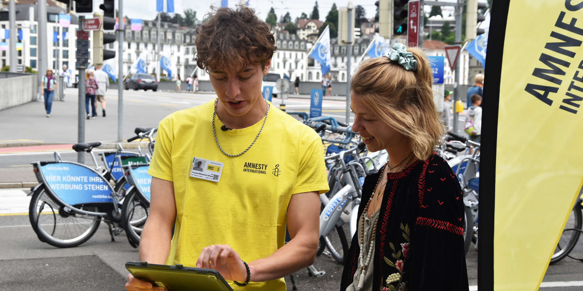Junger Mann sammelt Spenden auf der Strasse.