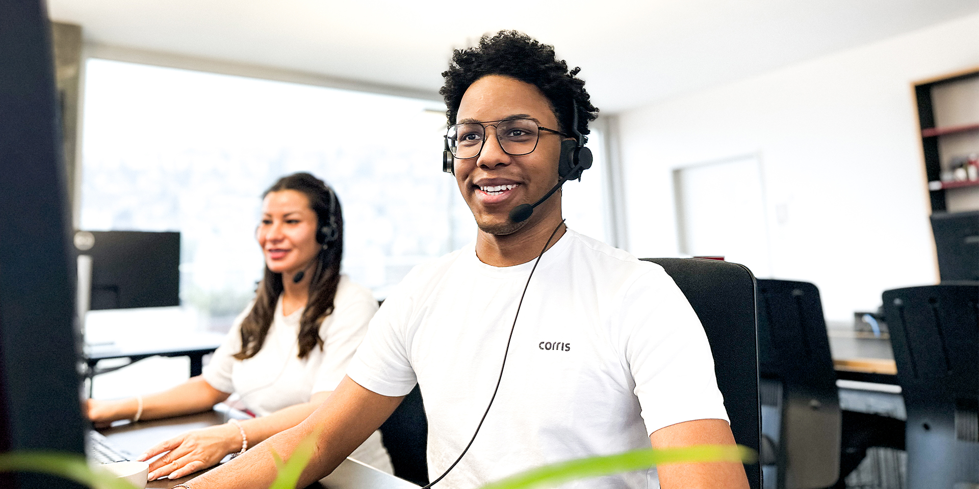 Ein junger Mann sitzt am Telefon und telefoniert mit Spender*innen für die langfristige Spender*innenbindung im Fundraising.